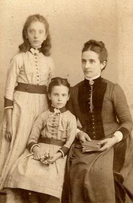 Ann Bennington and daughters Ann Bennington and her daughters